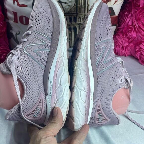 (A) NEW BALANCE WOMEN'S 860 V13, size 11 women’s/ 9.5 men’s - Picture 8 of 15